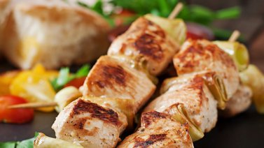 Brochetas de pollo con pesto de pistacho