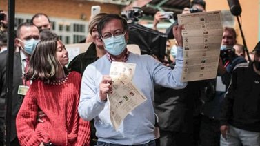 Petro arrasa y será candidato presidencial de alianza izquierdista