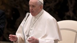 El papa pide evitar "facciones" en la iglesia en conmemoración de santos