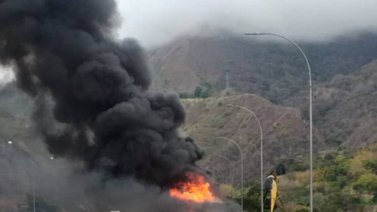 Un camión se incendió en la autopista Gran Mariscal de Ayacucho (+Video)