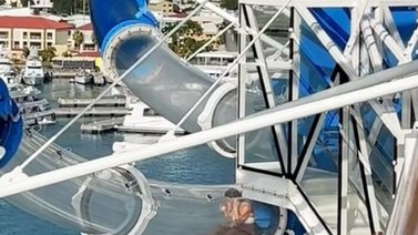 Una mujer queda atrapada en el enorme tobogán acuático de un crucero (+Video)