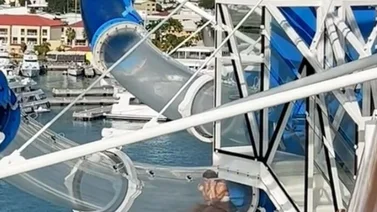 Una mujer queda atrapada en el enorme tobogán acuático de un crucero (+Video)