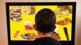 España prohíbe a influencers promocionar alimentos poco saludables para los niños