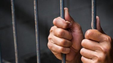 Detenido por intentar estrangular a su madre