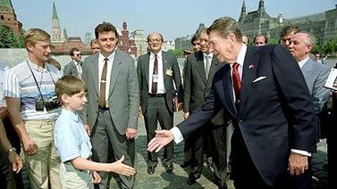 Comparten imagen de un joven Putin mientras "espiaba" a Ronald Reagan