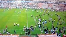 Aficionados invaden la cancha y provocan suspensión del Querétaro-Atlas