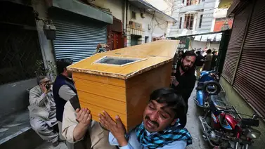 Suben a 56 los muertos en atentado contra mezquita chií en Pakistán Suben a 56 los muertos en atentado contra mezquita chií en Pakistán