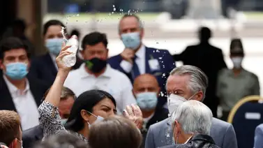 Una mujer lanza agua al presidente de Chile en pleno acto (+Video) Una mujer lanza agua al presidente de Chile en pleno acto (+Video)