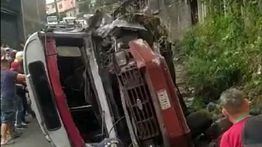 Al menos cuatro heridos deja accidente de un minibus en Petare