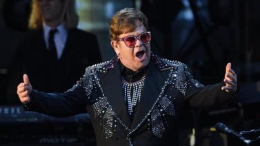 Elton John se solidariza con ucranianos durante concierto en Nueva Jersey