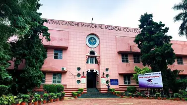 Estudiante se implanta un dispositivo Bluetooth en el oído para hacer trampa en un examen Estudiante se implanta un dispositivo Bluetooth en el oído para hacer trampa en un examen