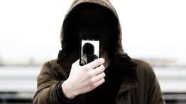 Exigió 4 mil euros en efectivo para evitar publicar fotos eróticas de sus víctimas