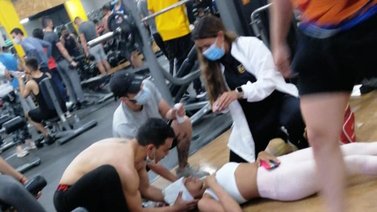 Hombre golpea a una joven con su celular en un gimnasio de Colombia (+Video)