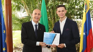 Embajada de Italia homenajea al ganador del concurso Fare Cinema