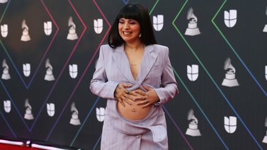"Despeinada y trasnochada" Mon Laferte presenta a su primer retoño