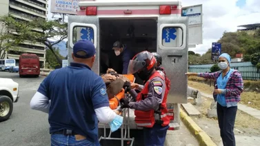 Rescatan a un abuelo tras caer ebrio a la orilla del río Guaire