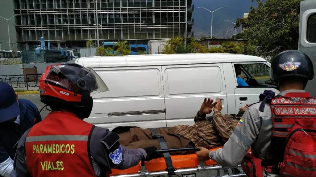 Rescatan a un abuelo tras caer ebrio a la orilla del río Guaire Rescatan a un abuelo tras caer ebrio a la orilla del río Guaire