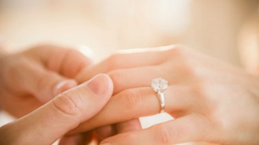 ¿Por qué el anillo de compromiso se usa en el dedo anular?