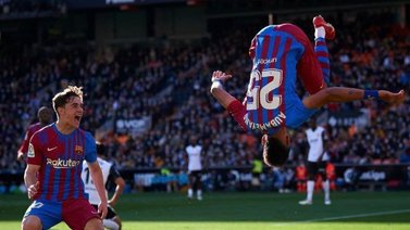 El Barcelona golea al Valencia para mantenerse en puestos Champions