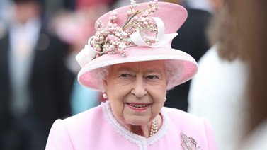 Médicos aconsejan a la reina Isabel descansar por dos semanas