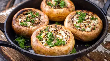 Jugosos champiñones al gratén con ajo y queso Jugosos champiñones al gratén con ajo y queso