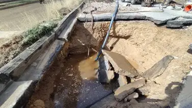 Tubería de aguas blancas se rompe y provoca daños en una avenida de Macaracuay (+Fotos) Tubería de aguas blancas se rompe y provoca daños en una avenida de Macaracuay (+Fotos)