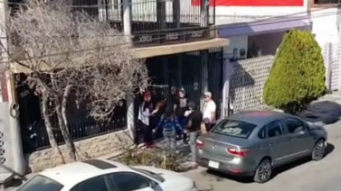 Se le juntó el “ganado”: una mujer recibe la visita de sus cuatro novios