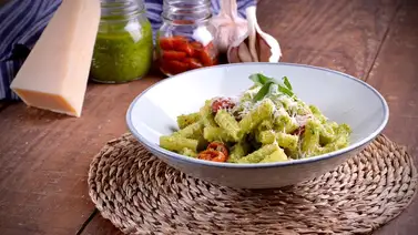 Plumitas con tomates secos y albahaca Plumitas con tomates secos y albahaca