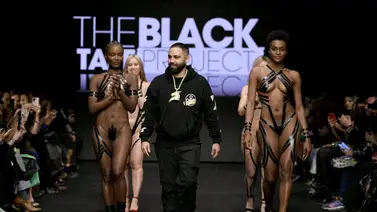 Modelos desfilaron y usaron solo cinta adhesiva en Nueva York Modelos desfilaron y usaron solo cinta adhesiva en Nueva York