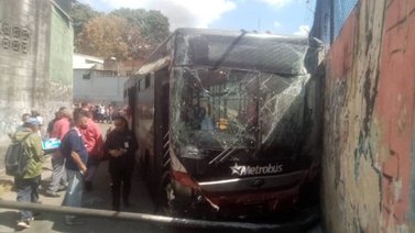 Cuatro heridos resultaron tras choque de un Metrobús sin frenos