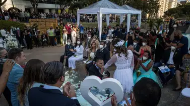 Venezolanos celebran el amor con boda múltiple en una plaza de Caracas Venezolanos celebran el amor con boda múltiple en una plaza de Caracas