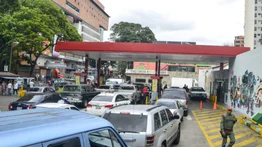 La escasez de gasolina impone el uso de motos o las caminatas