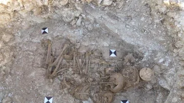 Exhiben pieza de arte prehistórico británico "más importante" en un siglo