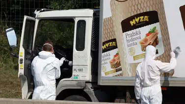 Hallan a migrantes en caja estrecha bajo camión en Austria Hallan a migrantes en caja estrecha bajo camión en Austria