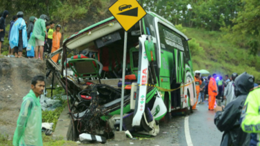 Accidente de autobús dejó 13 muertos en Indonesia