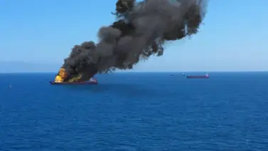 Tres tripulantes de plataforma petrolera que explotó son hallados vivos Tres tripulantes de plataforma petrolera que explotó son hallados vivos