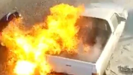 Bombero se prende en llamas tras intento de controlar incendio (+Video)