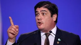 El presidente de Costa Rica vota y pide a la gente acudir a las urnas
