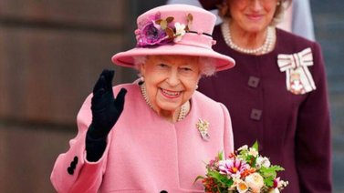 Reina Isabel II cancela viaje por recomendación médica