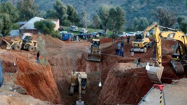 Socorristas abren un túnel para rescatar a niño atrapado en un pozo de Marruecos