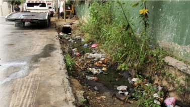 La carretera vieja de Macarao está llena de basura y chatarras