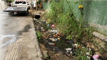 La carretera vieja de Macarao está llena de basura y chatarras