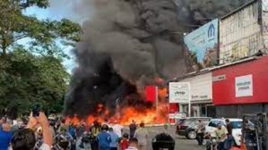 Restringido el paso por avenida principal de Bello Monte tras incendio en Cine Citta