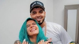 Anuel se cubre el tatuaje de la espalda con la cara de Karol G