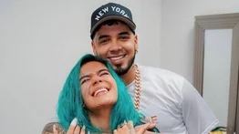 Anuel se cubre el tatuaje de la espalda con la cara de Karol G