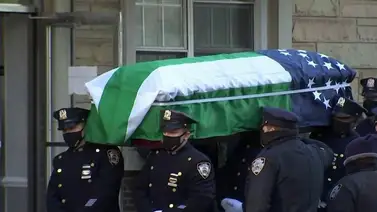 Despiden a actriz en Nueva York por criticar funeral de un agente de policía Despiden a actriz en Nueva York por criticar funeral de un agente de policía