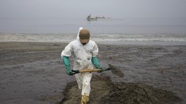 Aumentan a 24 las playas contaminadas por el derrame de petróleo en Perú