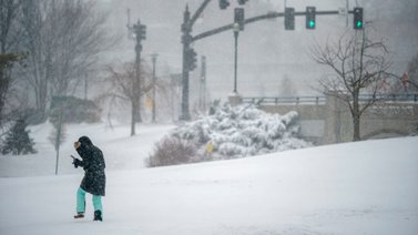 Miles de vuelos cancelados por tormenta de nieve en EEUU