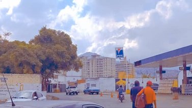 Denuncian venta ilícita de licores y toma de las aceras en el 23 de Enero