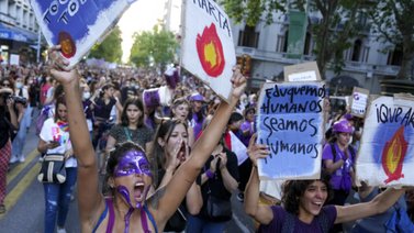 Uruguayas vuelven a decir basta tras abuso colectivo a mujer